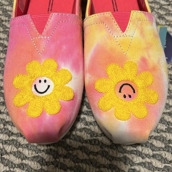 Women’s Sunshine Smiley Face TOMS! Size women’s 7.5. New with tags! - Picture 2 of 5